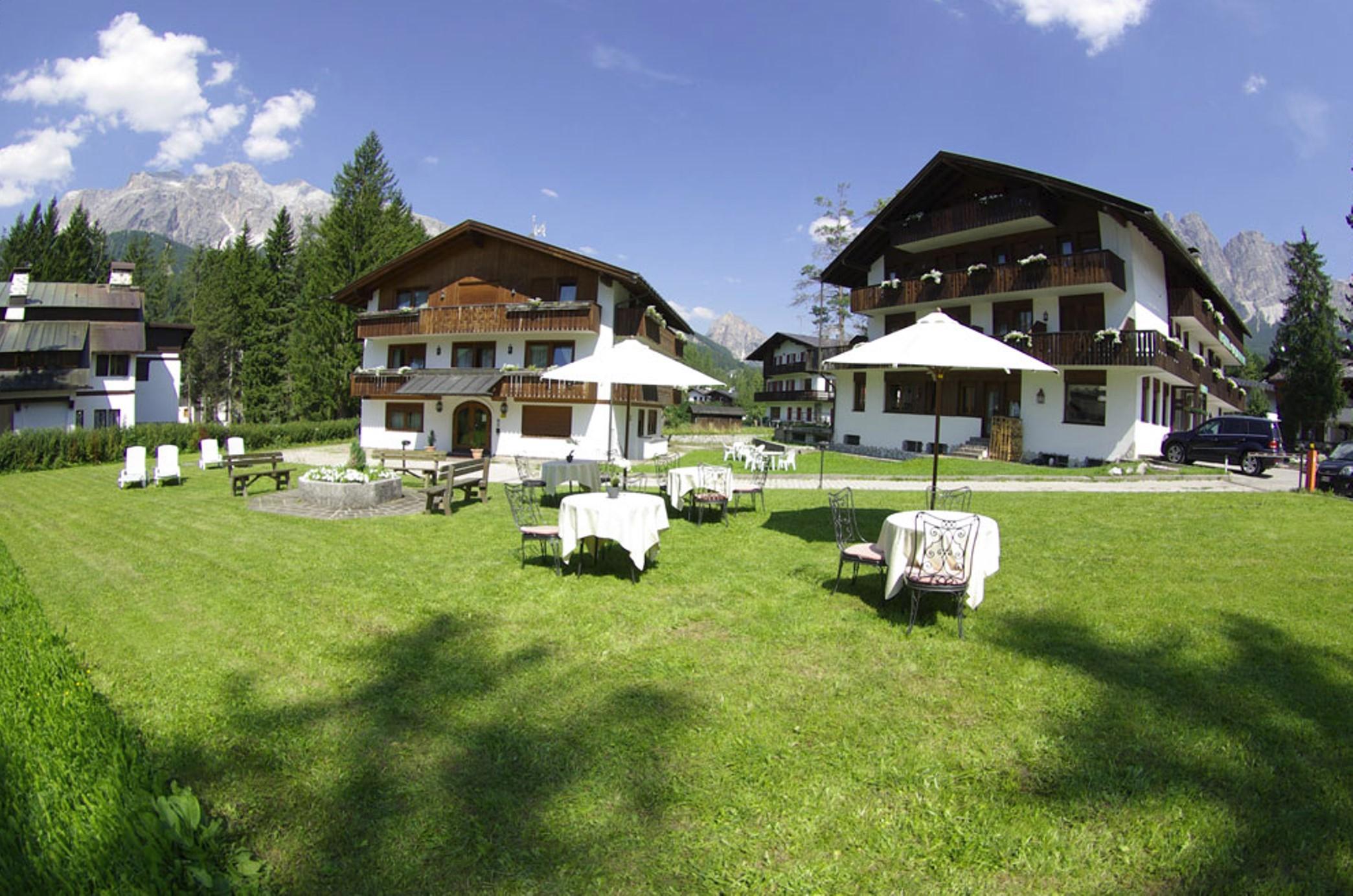 Hotel Capannina กอร์ตินาดัมเปซโซ ภายนอก รูปภาพ