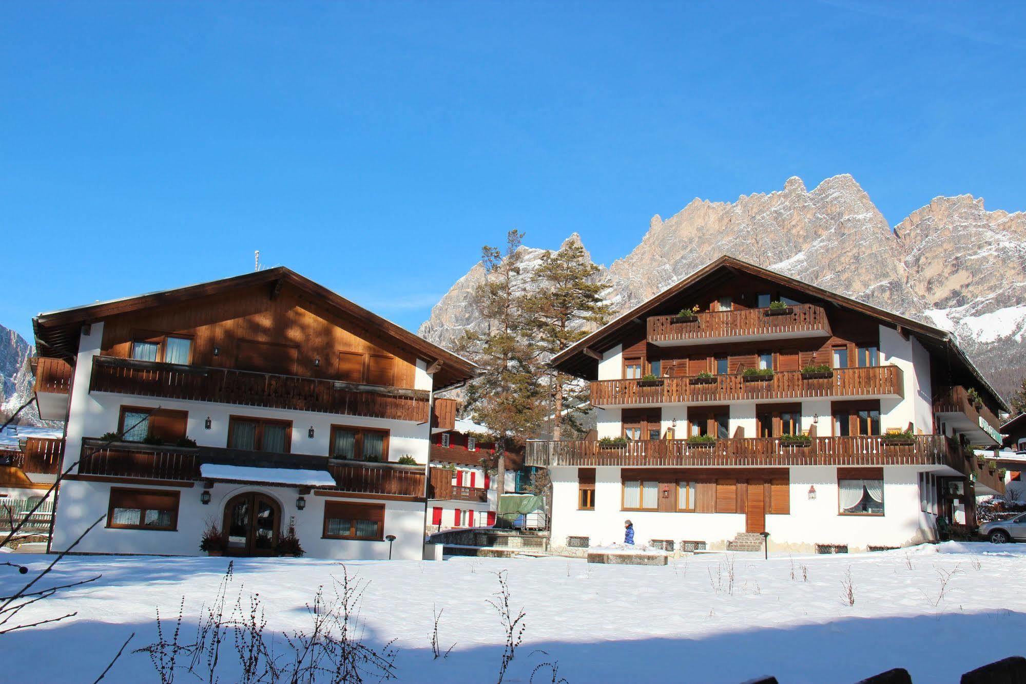 Hotel Capannina กอร์ตินาดัมเปซโซ ภายนอก รูปภาพ