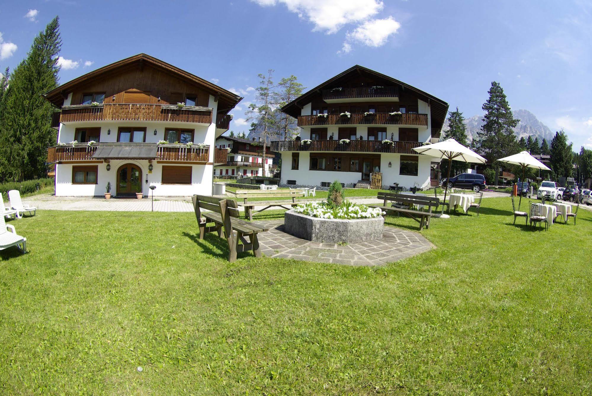 Hotel Capannina กอร์ตินาดัมเปซโซ ภายนอก รูปภาพ
